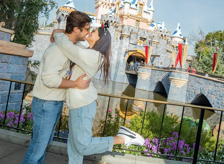 Diego Boneta y Renata Notni visitan Disney | Efekto10